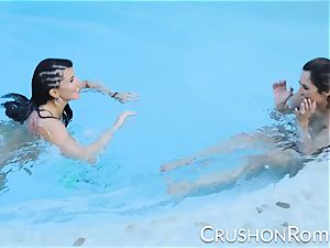 punch femmes - Romi Rain and Reena Sky screw in the pool